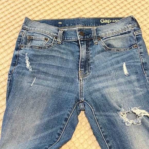 GAP 1969 Mid-Rise Girlfriend Jeans. Medium Indigo. Size 26 Regular. EUC. - Picture 4 of 4